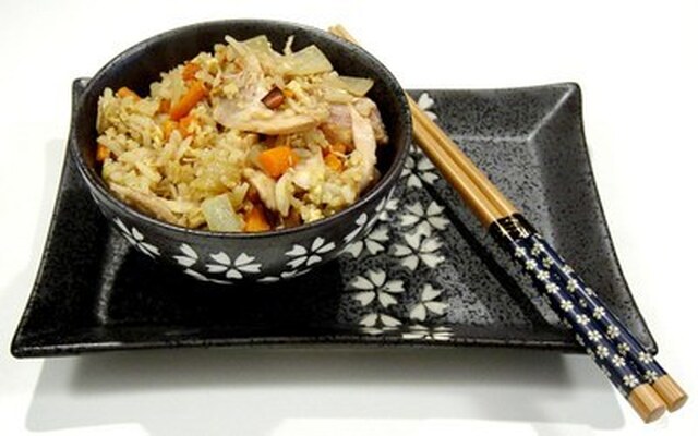 Stegte ris med æg og kylling (eller andet kød) - kinesisk biksemad