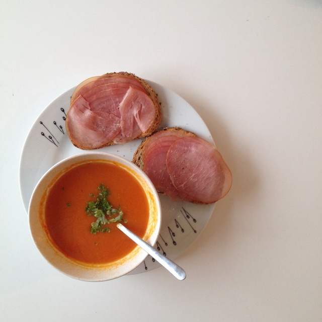 Tomaat-paprika-wortel soep