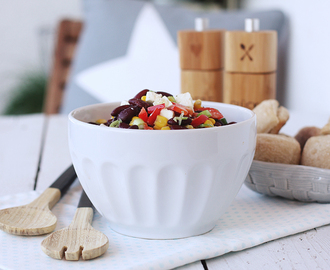 Bunter Salat mit Kidneybohnen, Mais und Feta