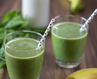 Grün! Grün! Grün! | Green Smoothie aus Babyspinat, Bananen, Datteln und Mandelmilch