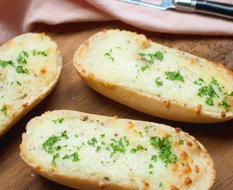 Recept: Makkelijke knoflookbroodjes met alïoli en geraspte kaas