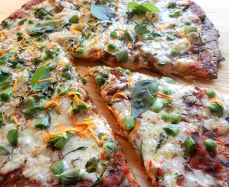 Thunfisch-Cinque Formaggi-Pizza mit grünem Gemüse