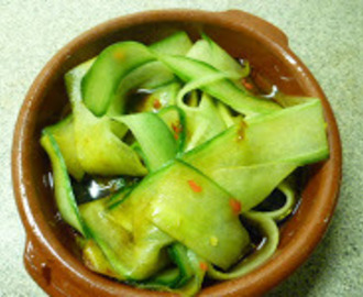 Jamie Oliver's Thaise garnalencurry, grote garnalen en komkommersalade