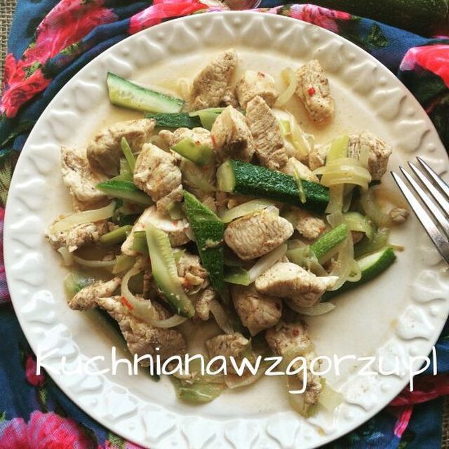 Szybki obiad – pierś z kurczaka z warzywami i curry