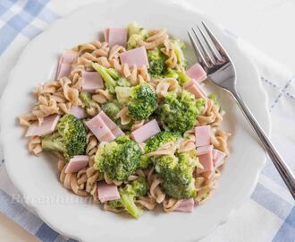 Cremige One Pot Pasta mit Schinken und Broccoli