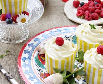 Berries Cupcakes with Yogurt Frosting . كب كيك التوت والفراوله بكريمه الزبادي
