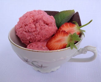 Jahodová zmrzlina s jogurtem z kozího mléka a tvarohem
