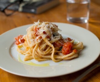 Pasta med små friske tomater – pasta con pomodorini freschi