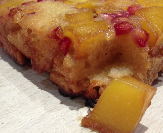 Obrácený koláč s mangem a granátovým jablkem