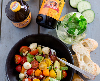 Ein sommerlicher Tomatensalat mit Avocado und Mozzarella – und dazu ein Cocktail mit Ginger Brew von Bundaberg