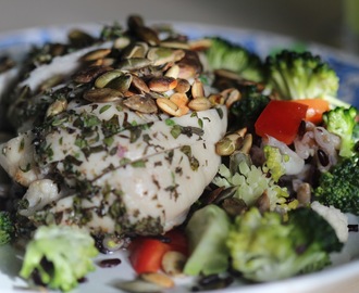 Kyllingebryst med krydderurter og salat med broccoli,perlespelt og sorte ris