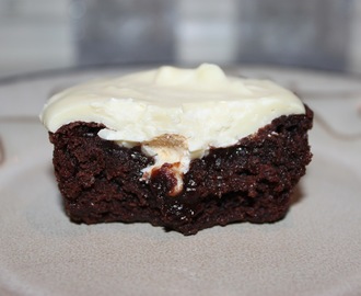 Kladdiga chokladmuffins fyllda med vit choklad