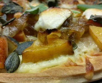 Botterskorsie, gekaramaliseerde uie en bokmelkkaas pizza met vars salieblare - #MissionSamsung