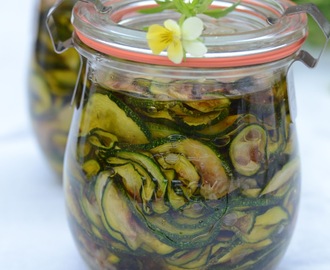 Plastry cukinii w oliwie, z czosnkiem i chili do słoików