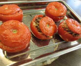 Jauhelihalla täytetyt tomaatit