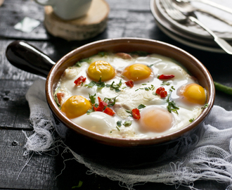 Pikantne jajka zapiekane z mozzarellą, boczkiem, pomidorami i szpinakiem