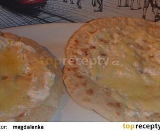 Chlebové placky z pánve se smetanou a sýrem