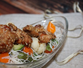 Makaron ryżowy z warzywami i kurczakiem miodowo-sojowym w sezamie