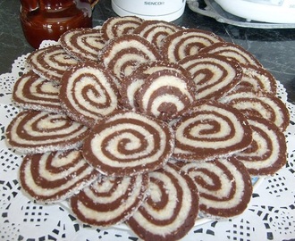 Grízes-mascarponés keksztekercs, kókuszkrémmel a közepén (sütés nélkül) - Egyszerű Gyors Receptek