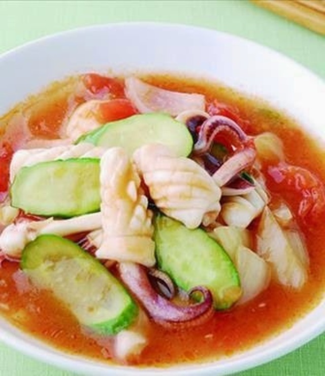 Tomatoes and cook squid