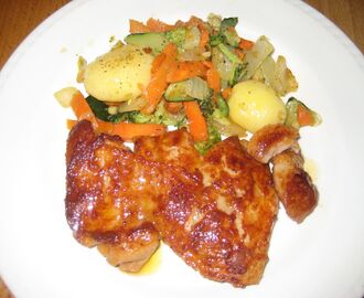 Contramuslos de pollo adobados en salsa BBQ con verduras al vapor salteadas