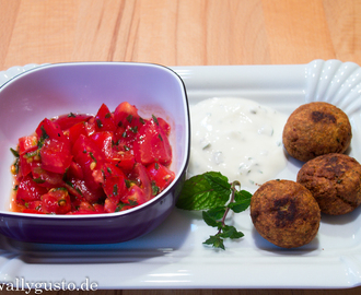 {Blogger für Flüchtlinge} Ein paar ernste Gedanken & dazu Falafel mit Tomatensalat und Joghurt-Minz-Dip