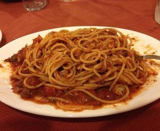 Ingredienti e consigli per preparare squisiti spaghetti al sugo di triglie.