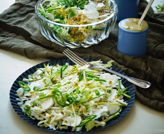 Cauliflower Slaw - Blumenkohl-Zuchhini-Salat mit Maracuja und einer cremigen Bananen-Curry-Sauce