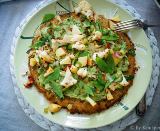 Glutenfreie und vegane Pizza mit Süsskartoffelboden, fruchtigem Gemüsebelag und einer zarten Guacamole-Sauce
