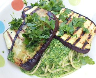 Pasta met gegrilde aubergine en spinaziesaus
