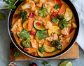 Czerwone curry z warzywami i kurczakiem