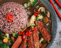 Groente en paddenstoelen in Thaise saus met Vivera biefstukc