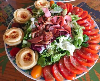 Salade poulet, bacon, tomate et artichaut