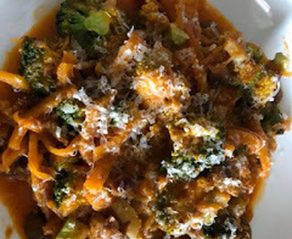 Pasta van pompoen met broccoli, kastanje champignons en tomatensaus
