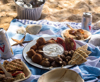 Μπυρομεζέδες στην παραλία… Μίνι κεμπάπ με σως γιαουρτιού, κασεροκροκέτες με λιαστή ντομάτα και πιπεριές γεμιστές με τυριά