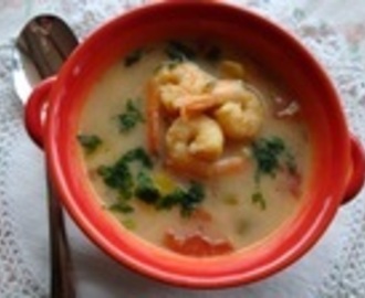 Zupa w stylu tajskim z krewetkami i białą rybą