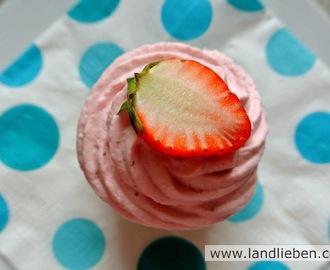 Beere trifft Nuss: Erdbeer-Mandel Cupcakes