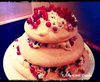 Baiser Torte mit Ribisel und Preiselbeeren/ Meringue cake with currants and cranberries