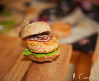 Hamburger di salmone, cipolle rosse e salsa Ikea con pane integrale "home made"