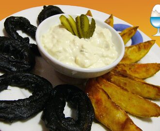 Patatas "deluxe" con salsa tártara y aritos negros de calamar