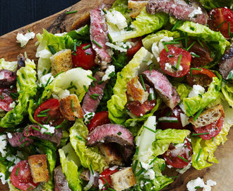 Steak salad med tomater og sprøde brødkrummer
