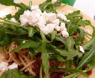 Spaghetti mit getrockneten Tomaten und Schafskäse