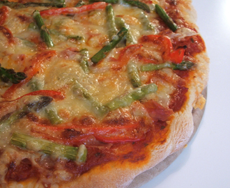 Pizza med grønne asparges og Serrano skinke