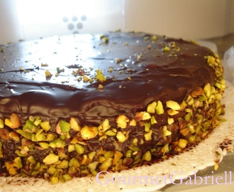 Torta fondente alla crema e granella di pistacchi di Bronte/Dark chocolate cake with Bronte pistachio cream and chopped pistachio nuts