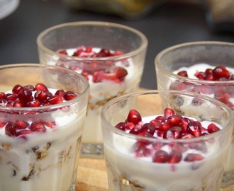 Zdrowy i lekki deser - granola z jogurtem naturalnym