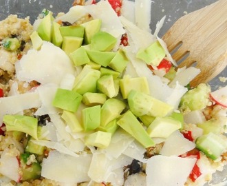 Recept» Obědový salát z quinoi, ředkviček a avokáda + tip na precizní krájení