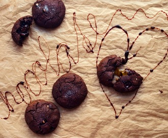 Solené čokoládové cookies nacpané karamelem / Caramel stuffed double chocolate chip cookies