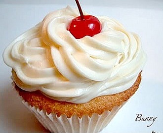 White Buttermilk Cupcakes with Pineapple Filling and Cream Cheese Frosting