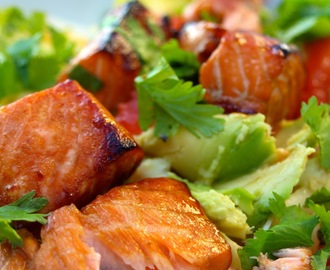 Chicoree‑Salat mit Avocado, Grapefruit und asiatisch mariniertem Ofenlachs