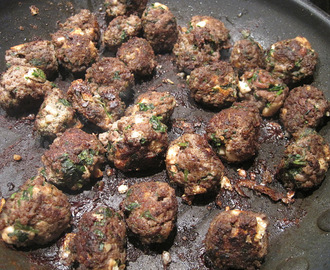 Minikødboller med feta og persille på sprøde tyrkiske madbrød